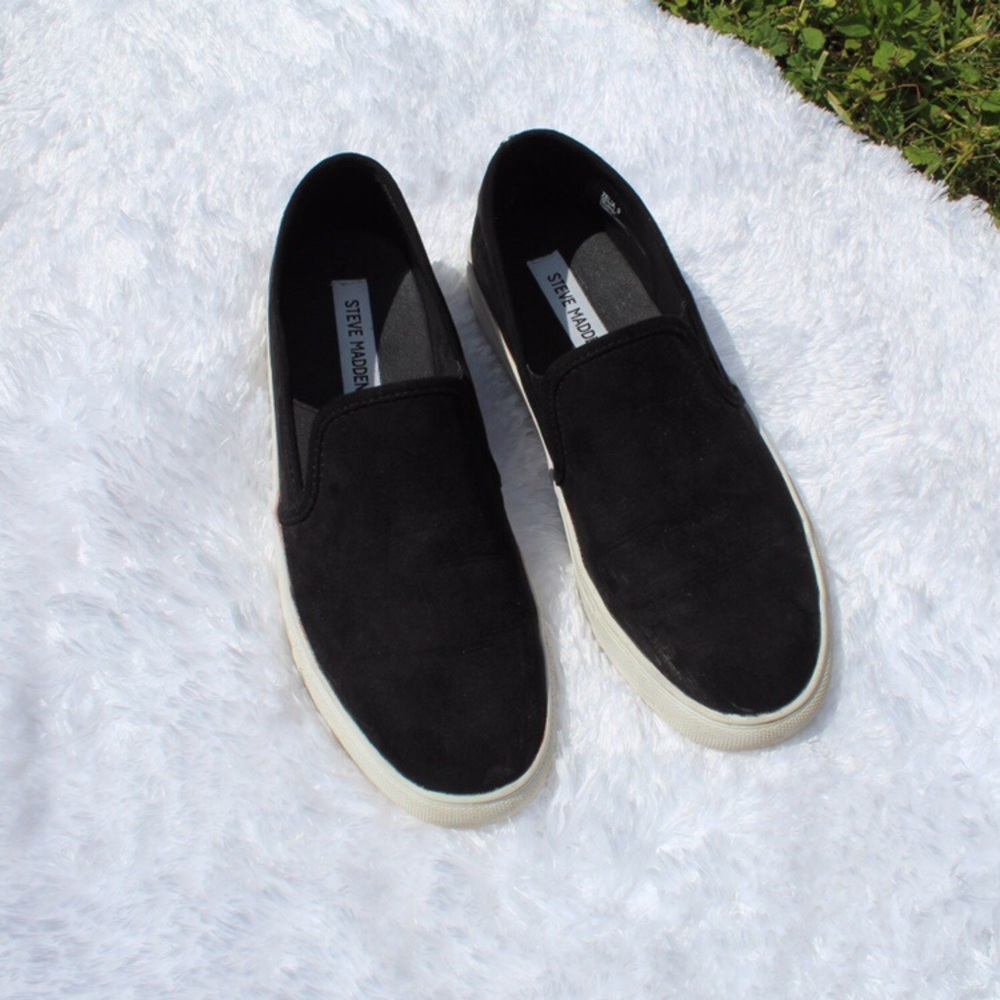 BLACK STEVE MADDEN SLIP ONS